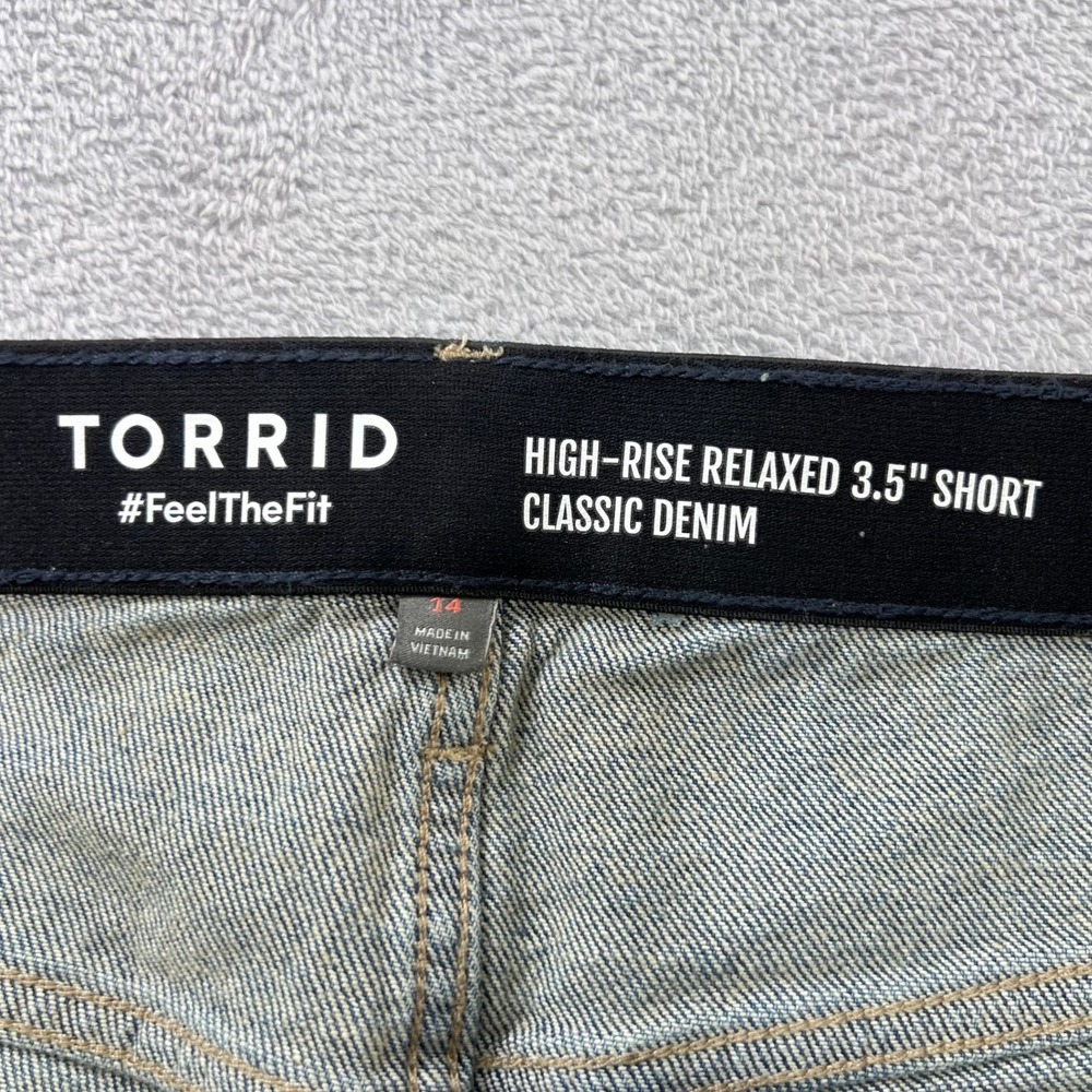 Torrid High-Rise Relaxed 3.5 Short Size 14 Blue Distressed Denim Raw Hem Casual - Picture 5 of 10